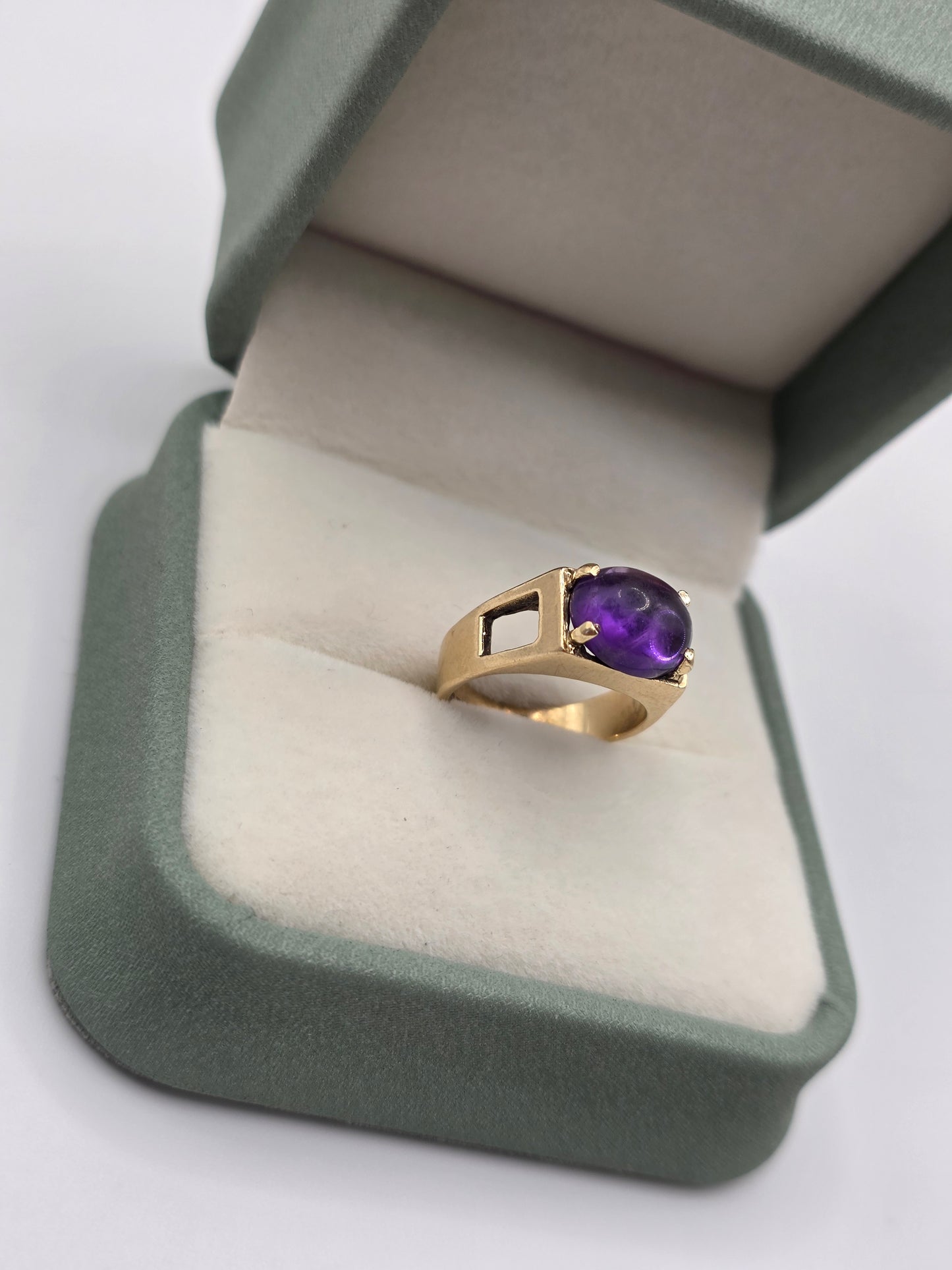 9ct gold cabachon amethyst ring