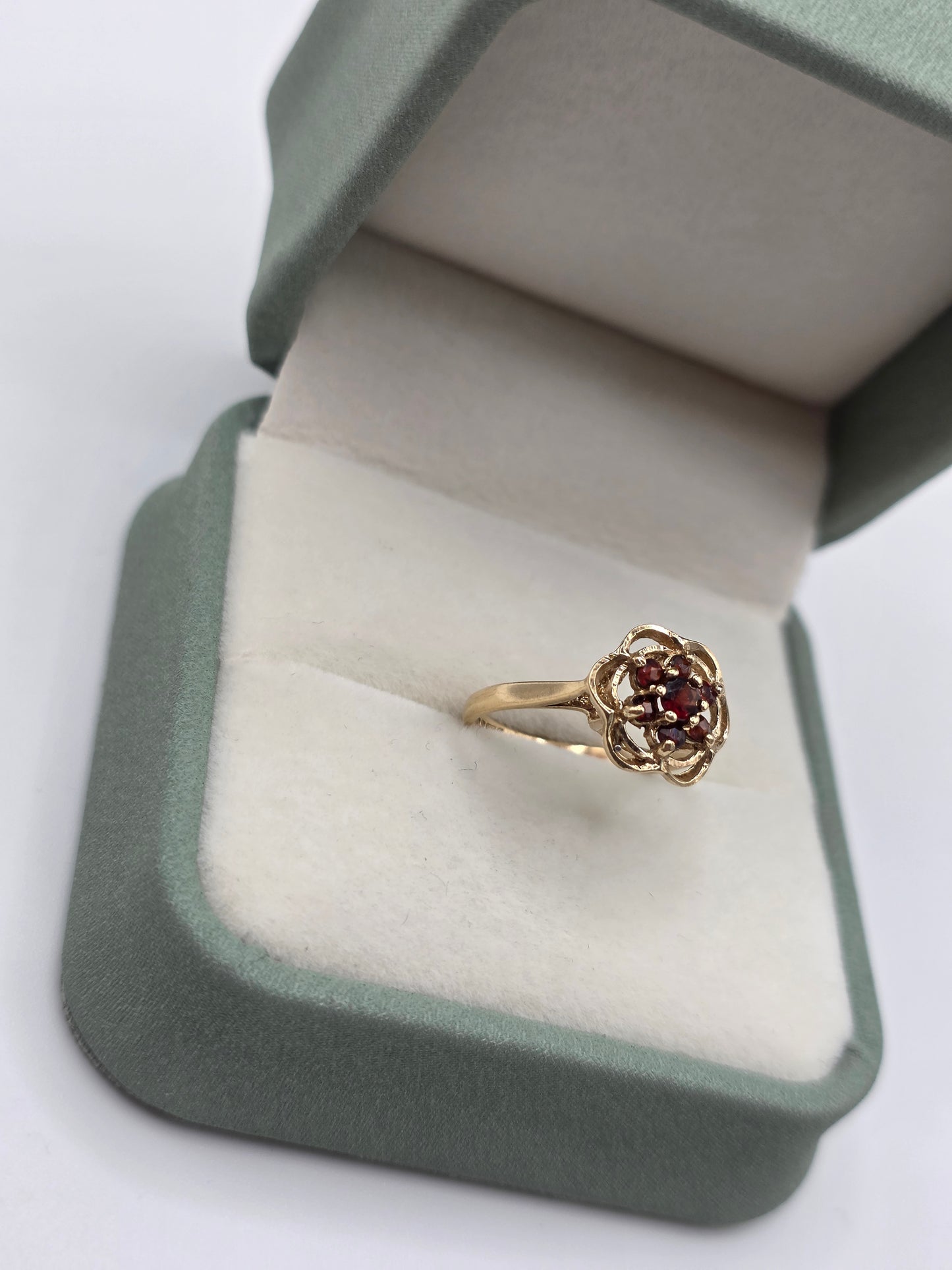 9ct gold garnet ring
