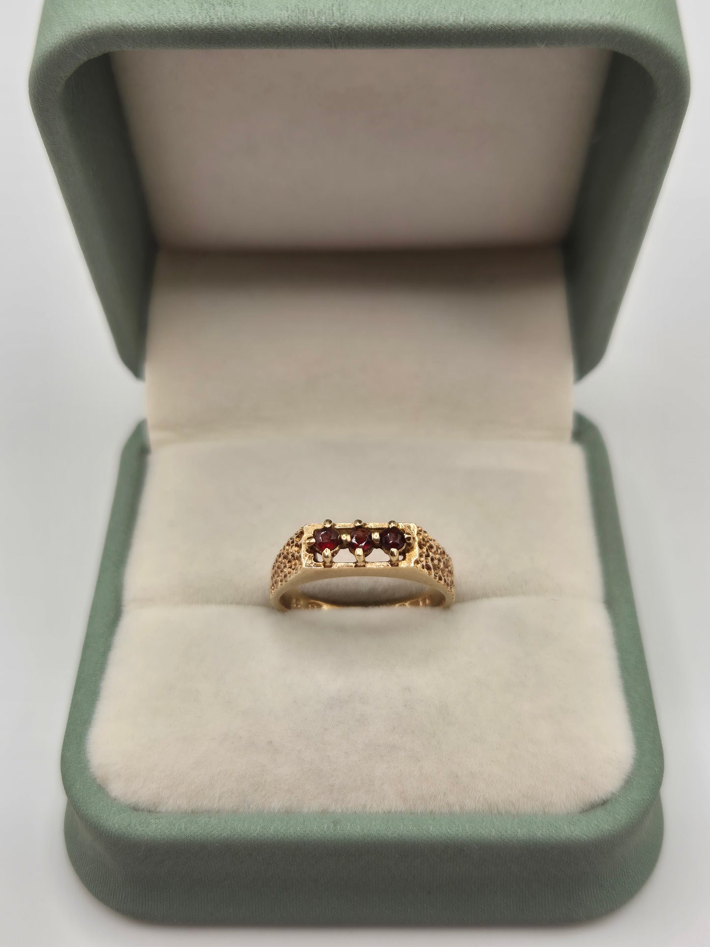 Vintage 9ct gold garnet ring