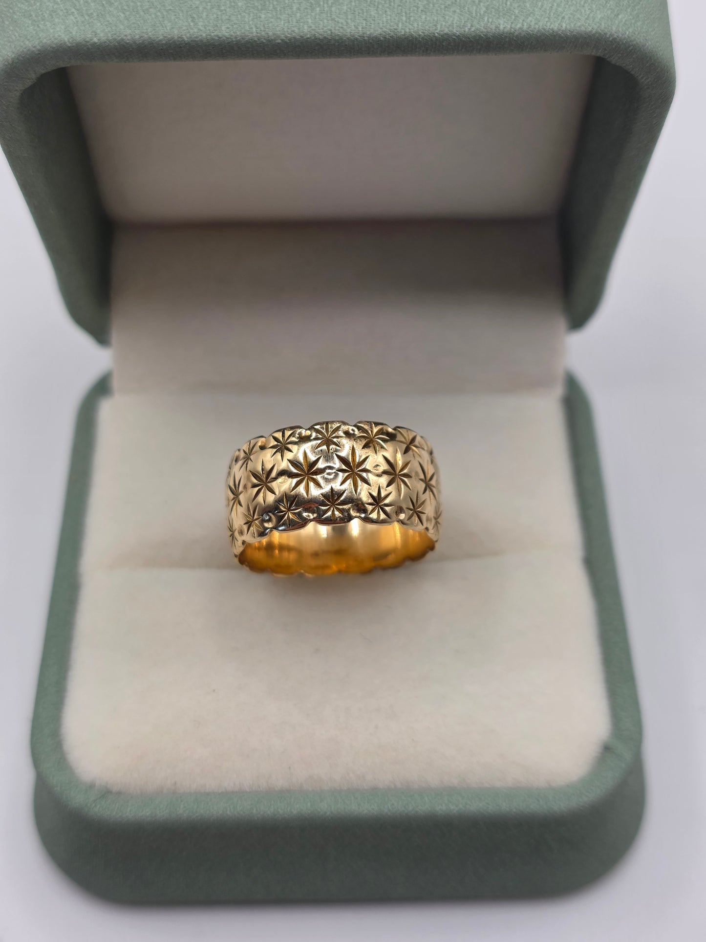 Wide 9ct gold star band ring
