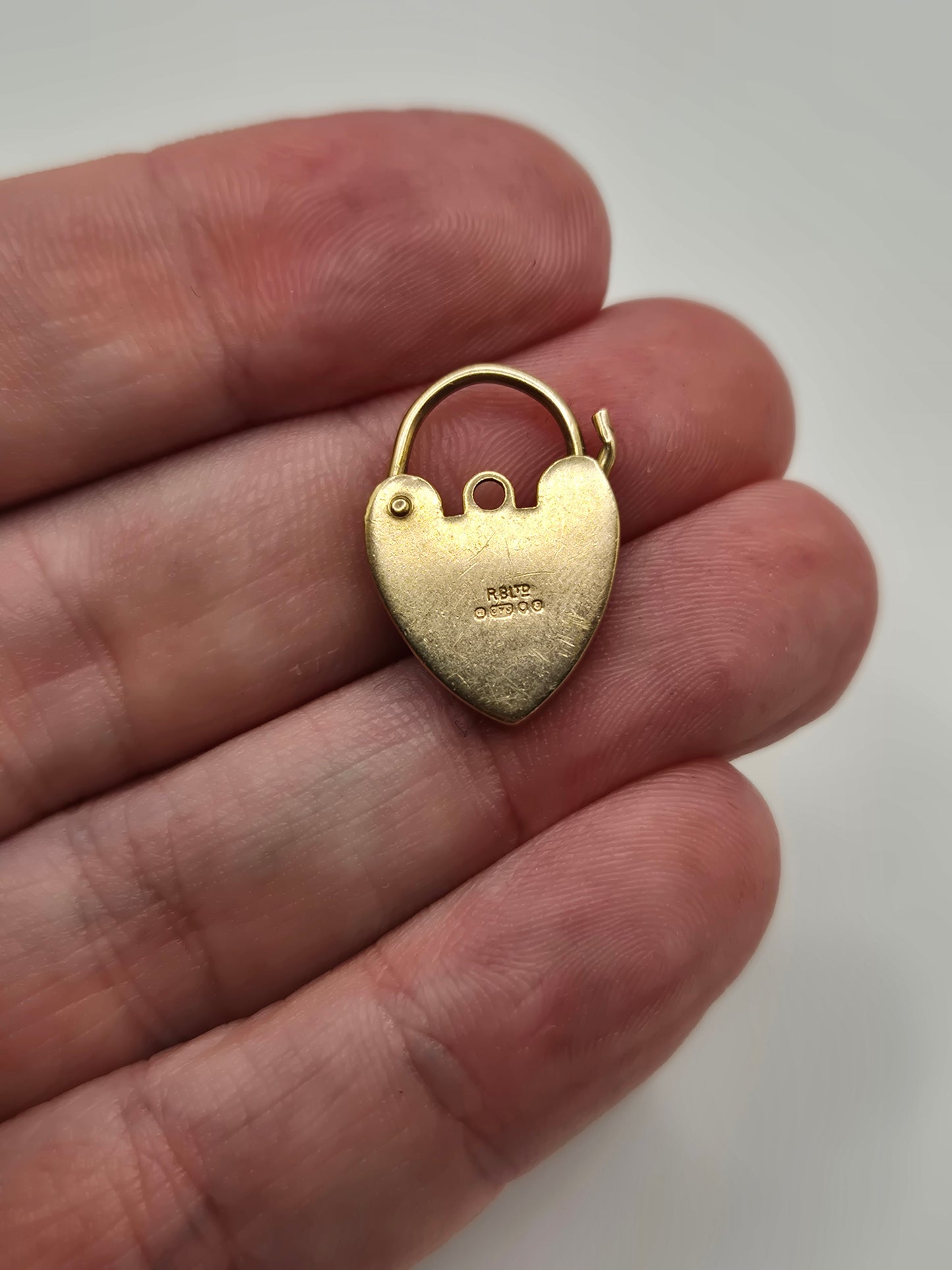 9ct gold padlock (24)
