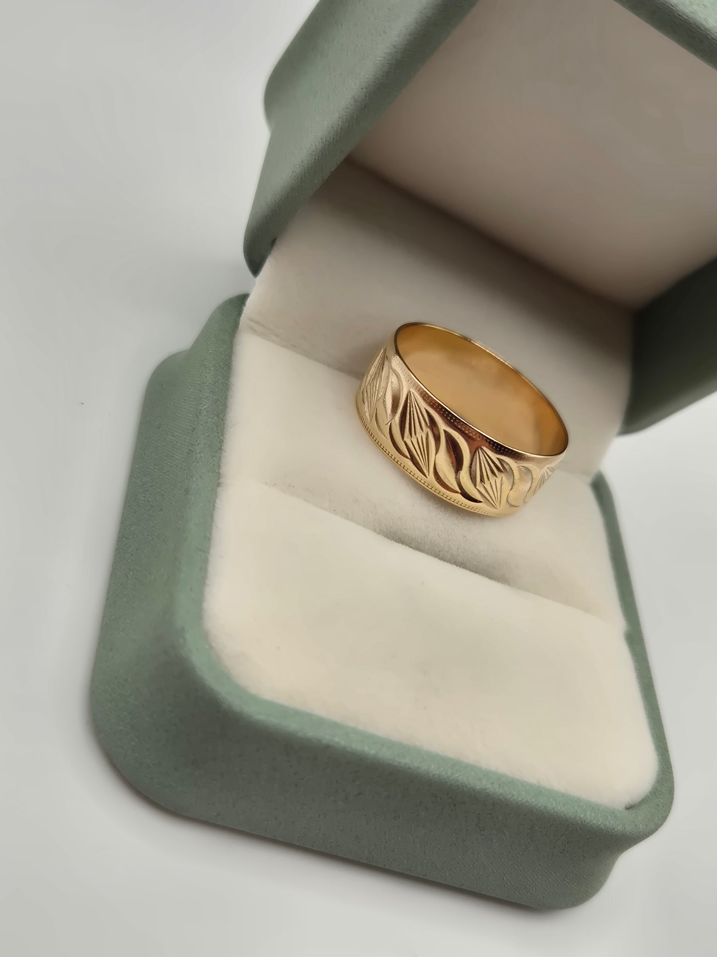 Heavy 9ct gold patterned band ring
