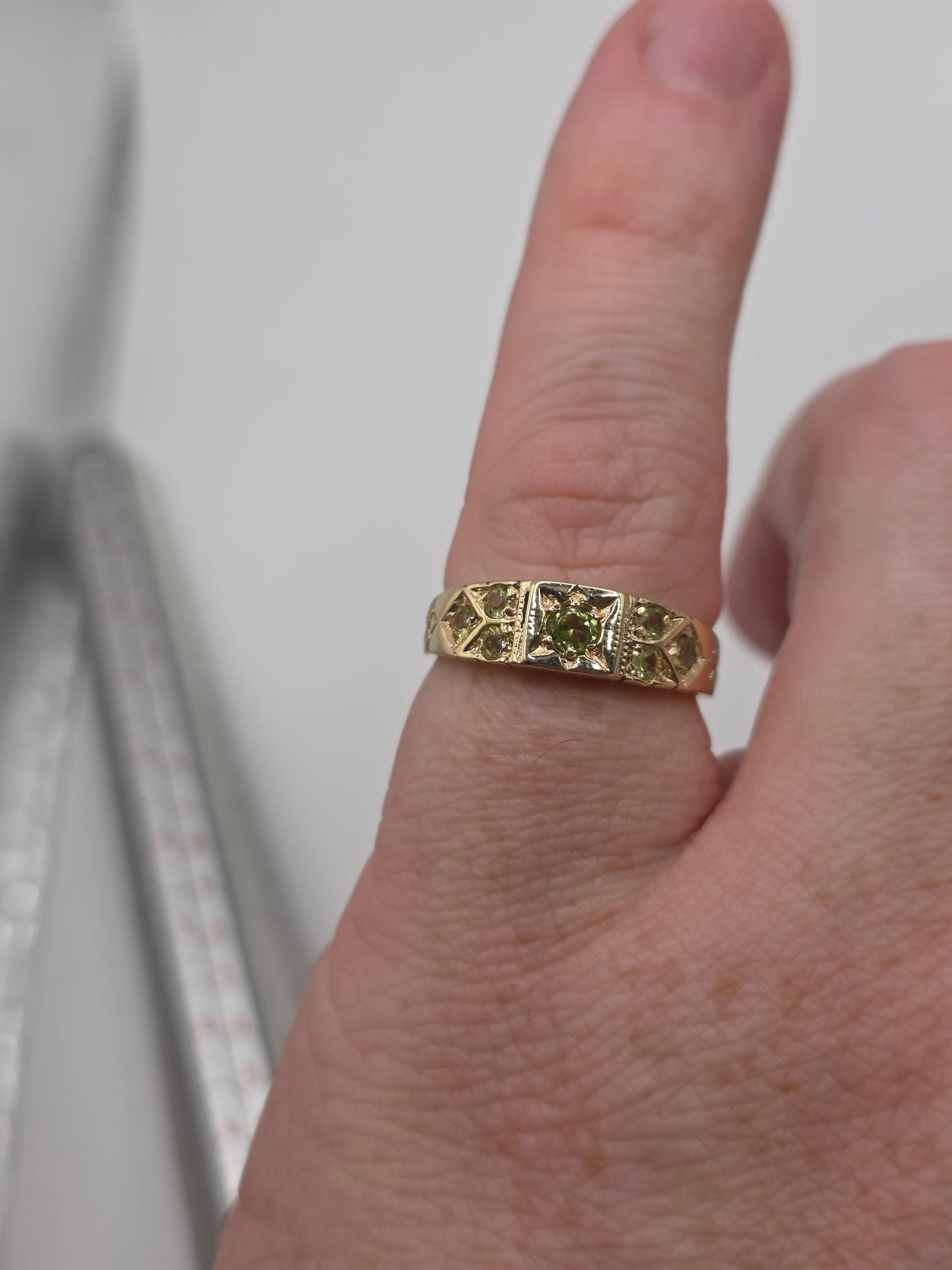 9ct gold peridot ring