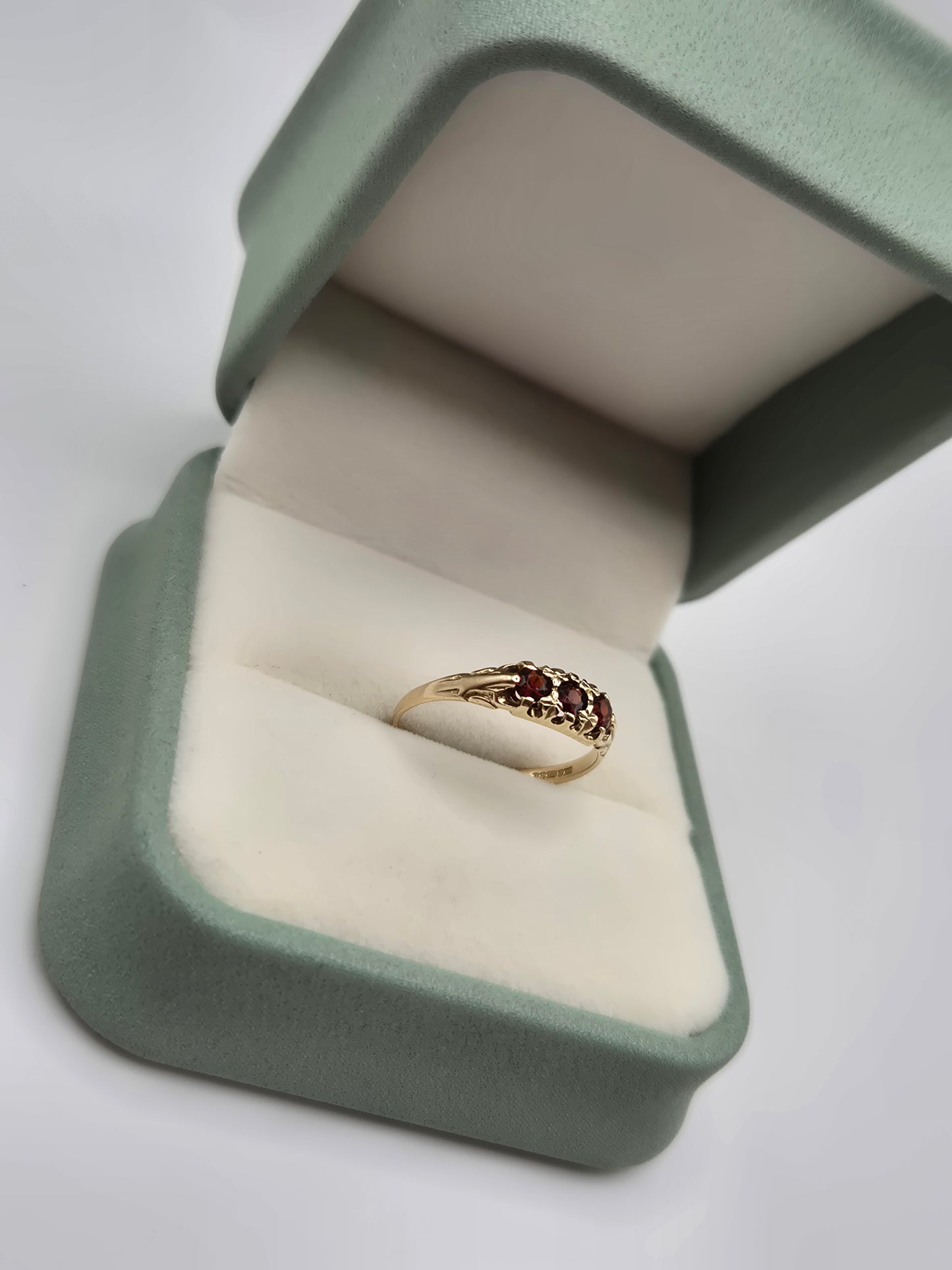 9ct gold garnet ring