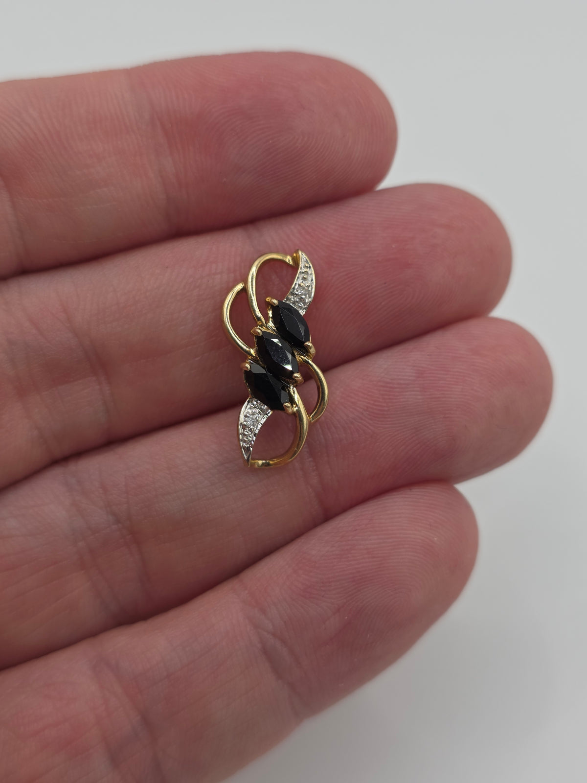 9ct gold sapphire and diamond pendant