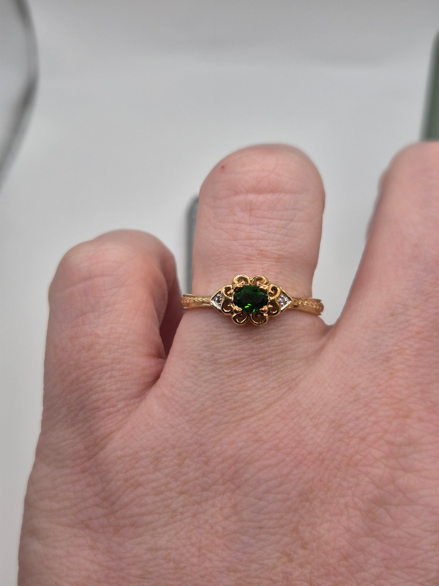 9ct gold diopside and diamond ring