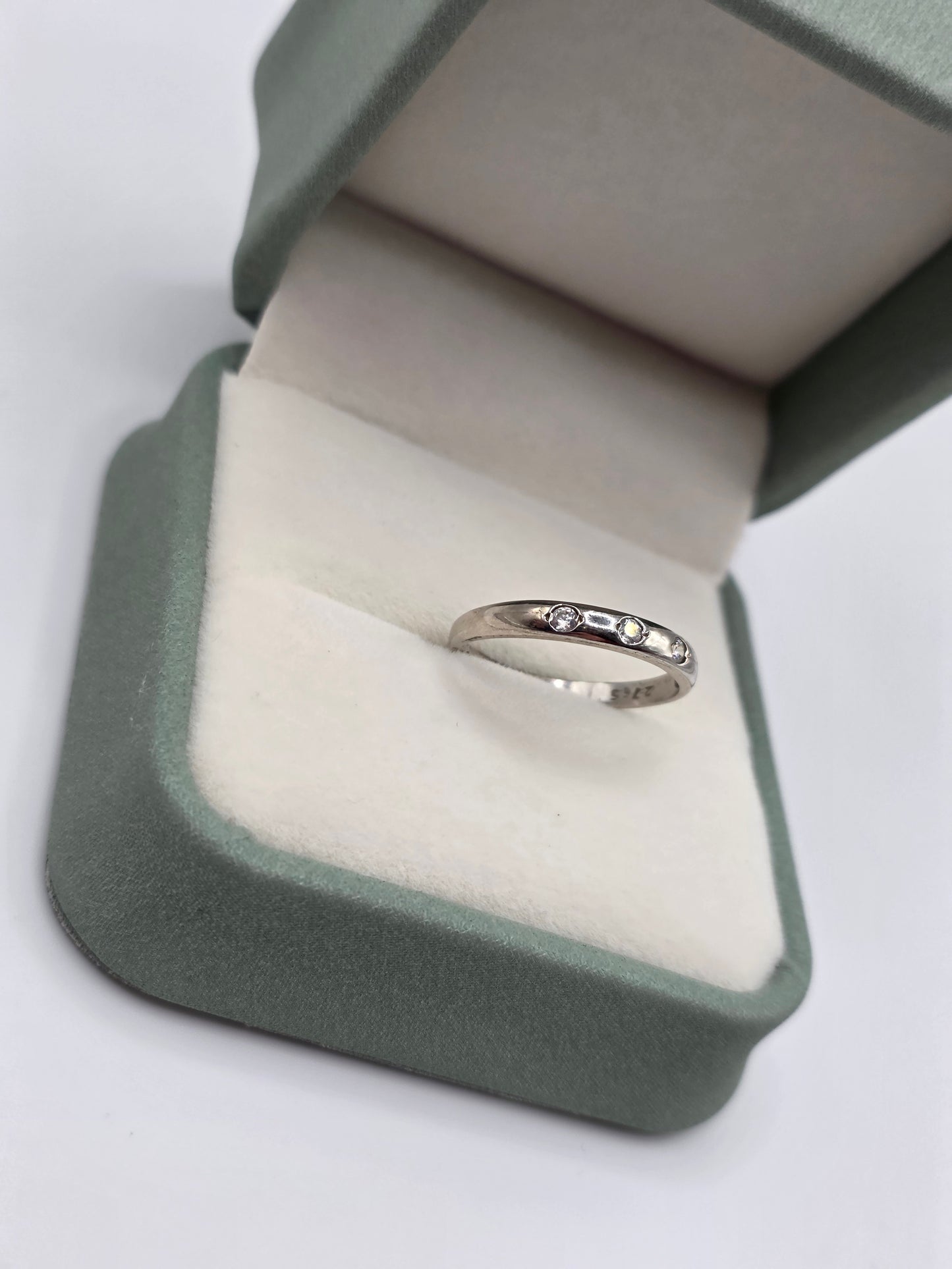 9ct white gold cz ring