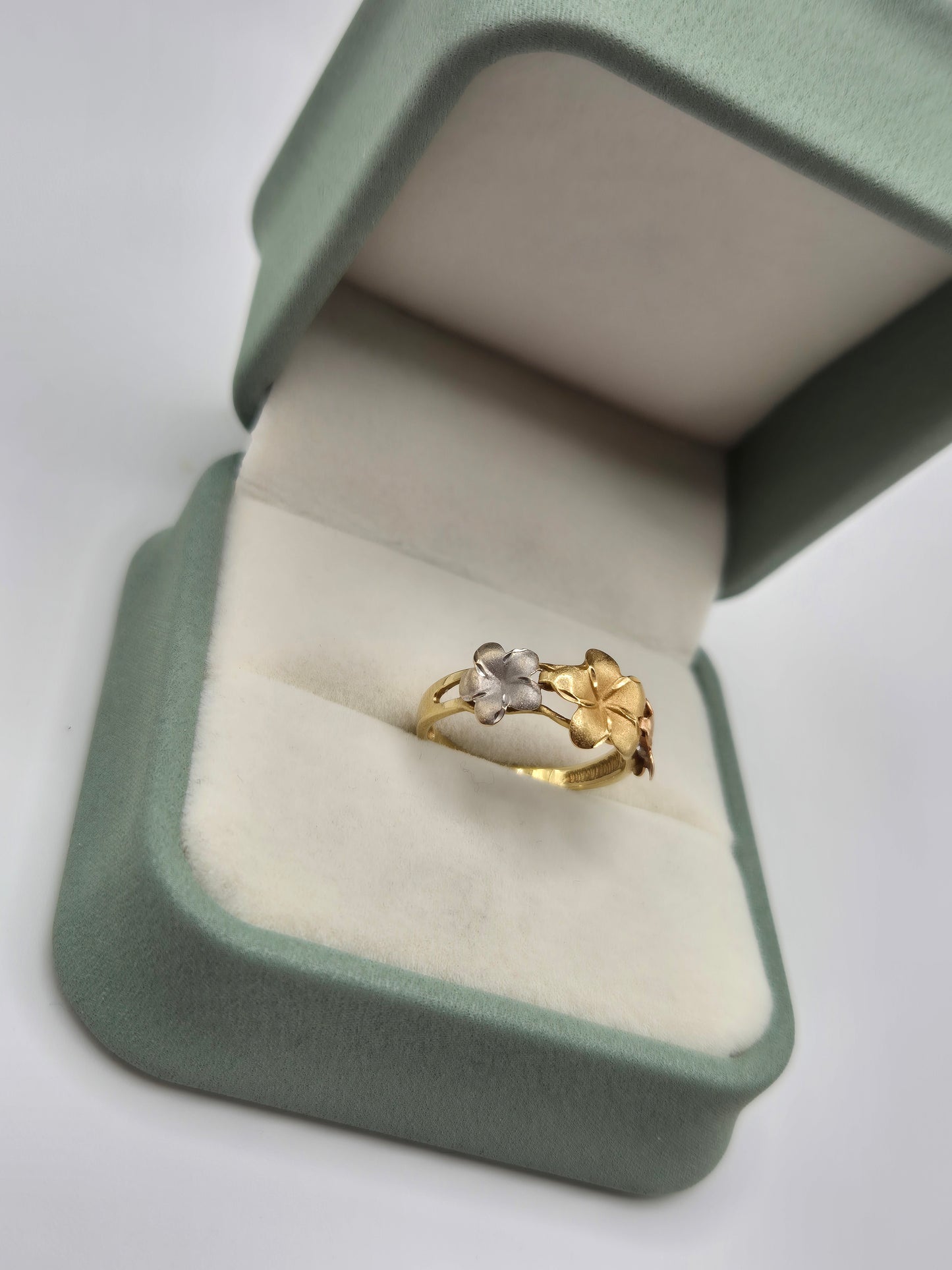 18ct tri gold flower ring