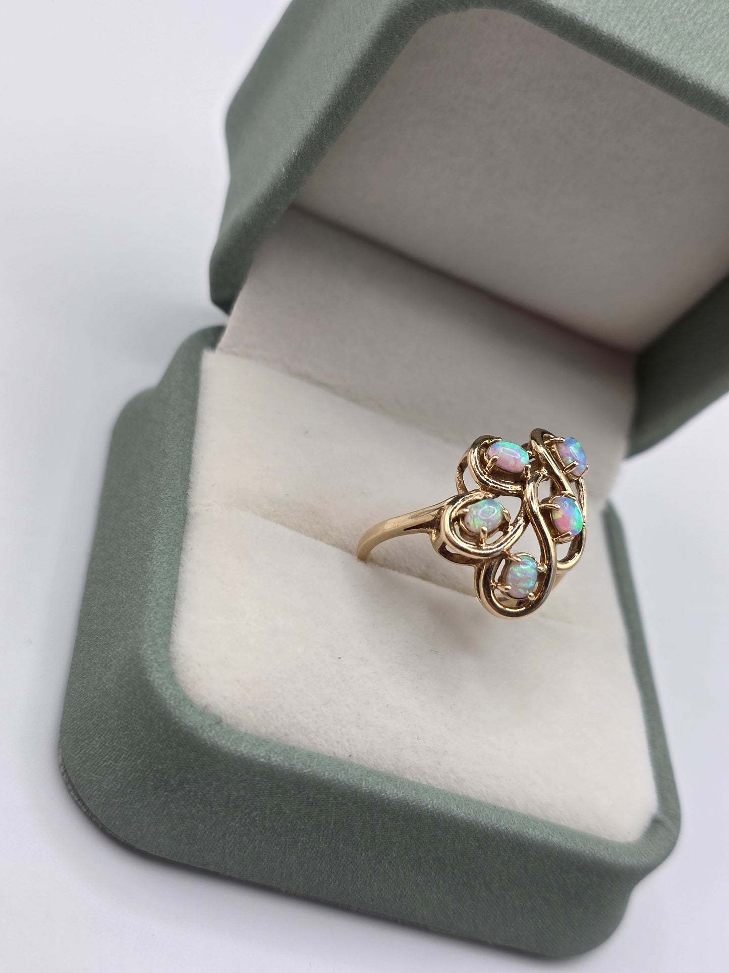 Heavy 9ct gold opal ring