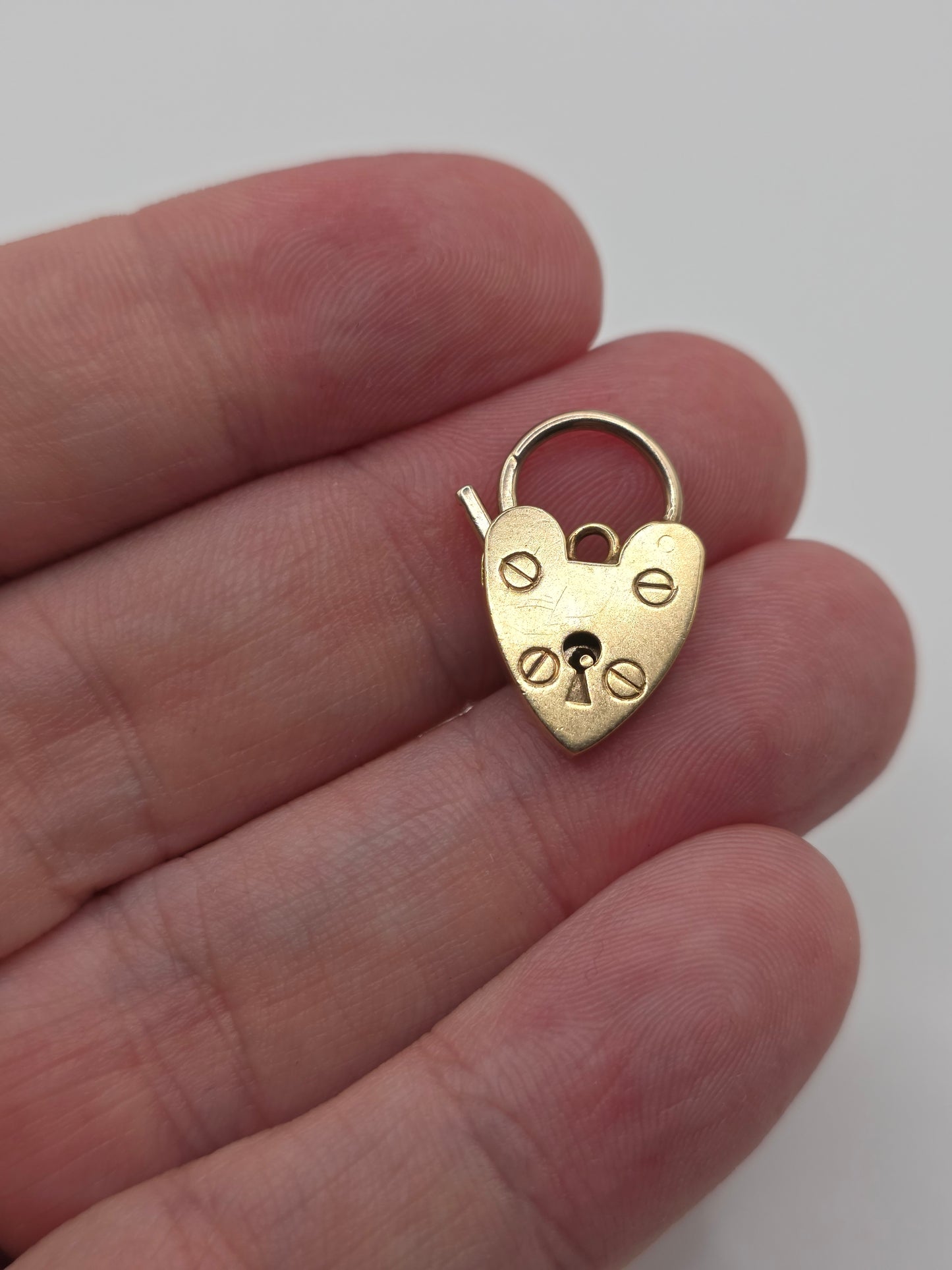 9ct gold padlock 35