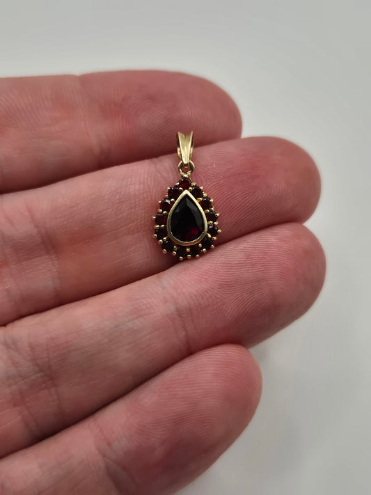 9ct gold garnet cluster pendant