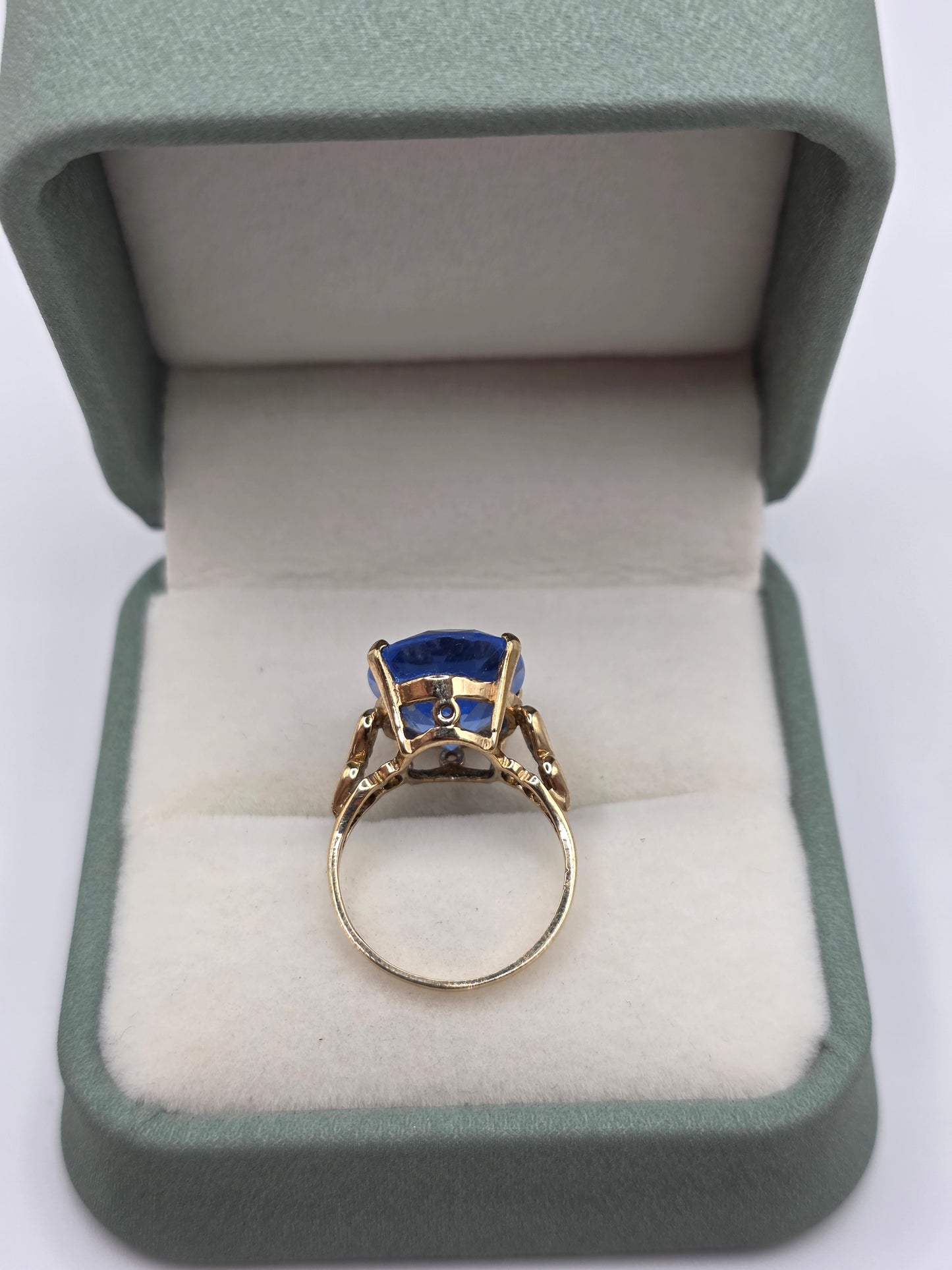 9ct gold synthetic spinel ring