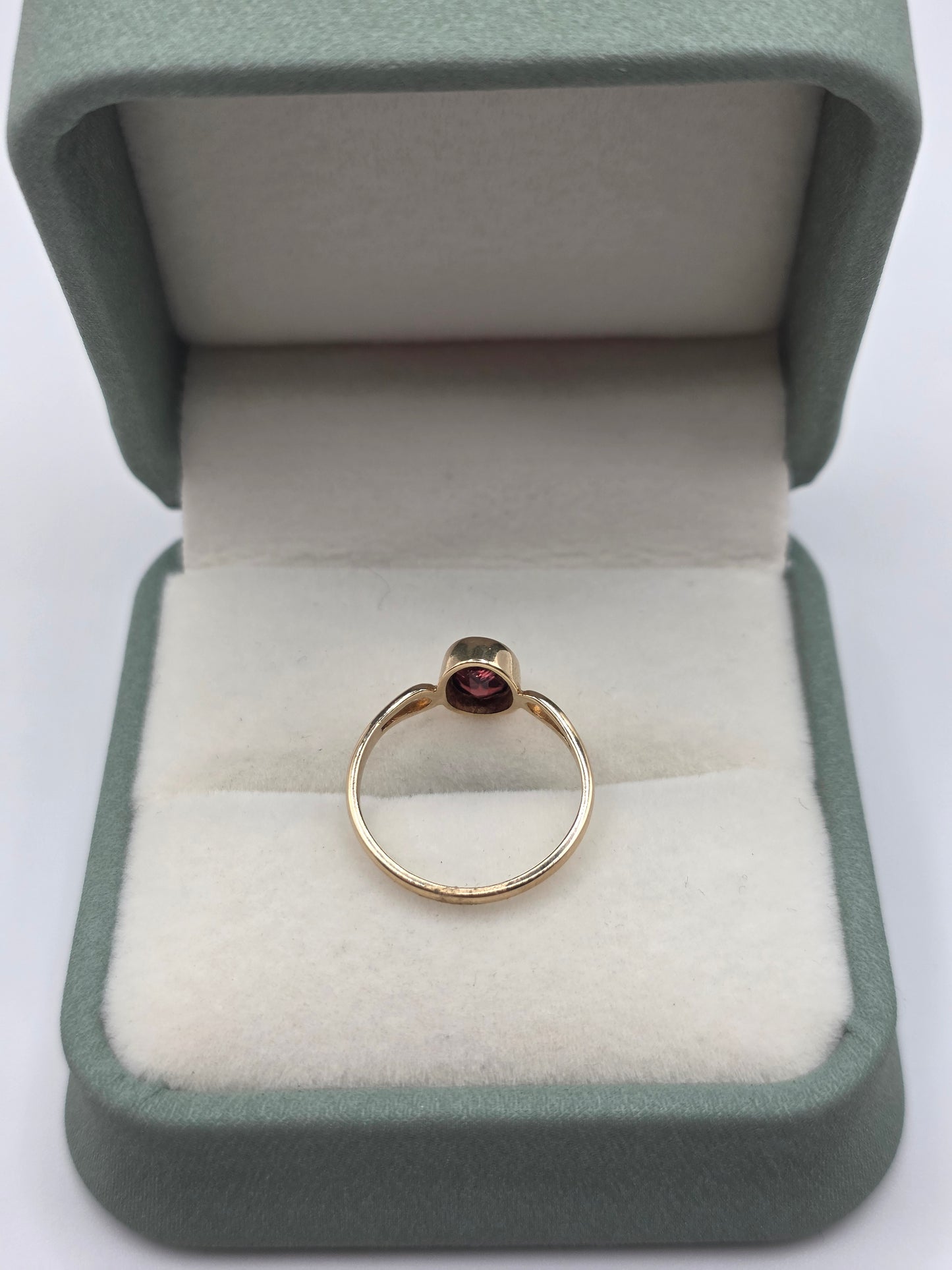 9ct gold garnet ring